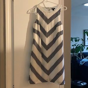 Adorable Ann Taylor shift dress 2P fits a 4